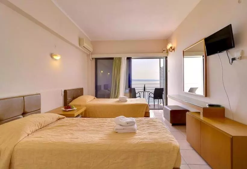 اتاق خانوادگی با تختخواب سفری, Calamos Beach Family Club