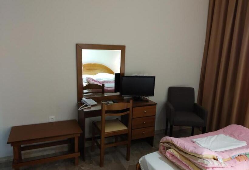 חדר אקונומי לשלושה, Kalypso