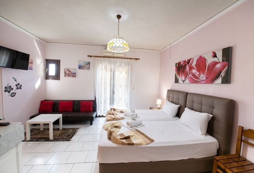 Superior 2-bedroom flat with sea view, Mavra Studios