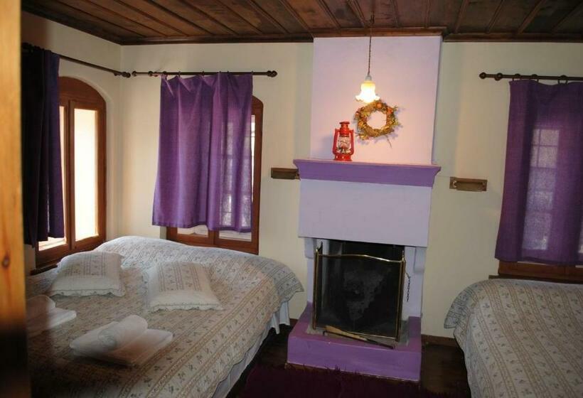 חדר סטנדרט לשלושה, Orestis House