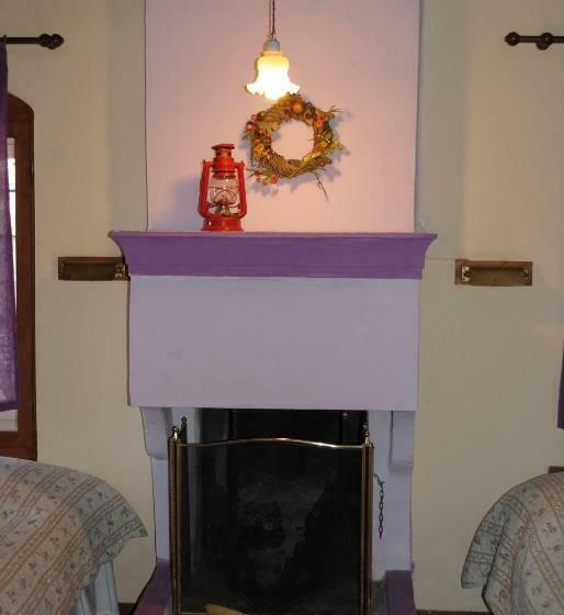 חדר סטנדרט לשלושה, Orestis House