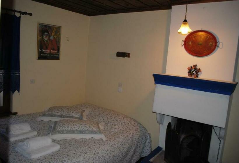 חדר סטנדרט לשלושה, Orestis House