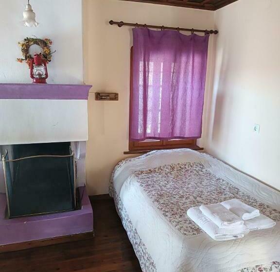 חדר סטנדרט לשלושה, Orestis House