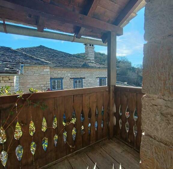 חדר סטנדרט לשלושה, Orestis House