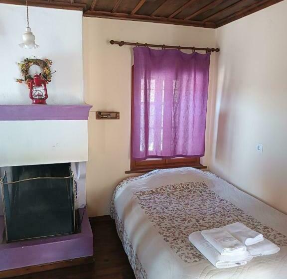 חדר סטנדרט לשלושה, Orestis House