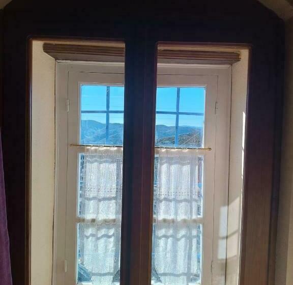 חדר סטנדרט לשלושה, Orestis House