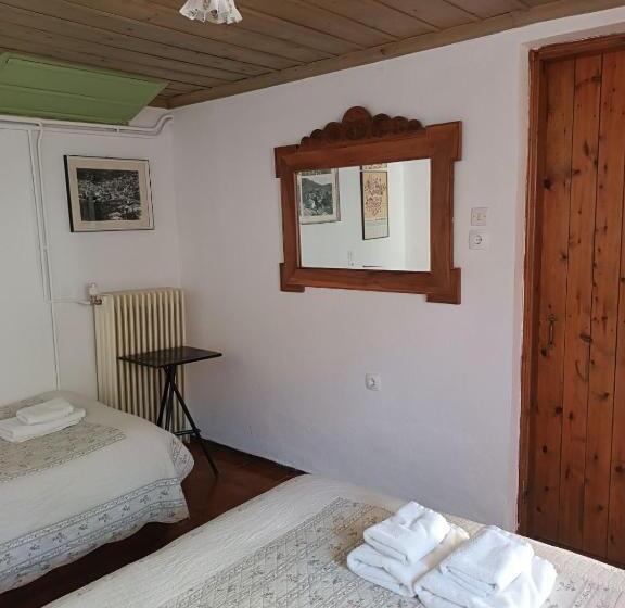 חדר סטנדרט לשלושה, Orestis House