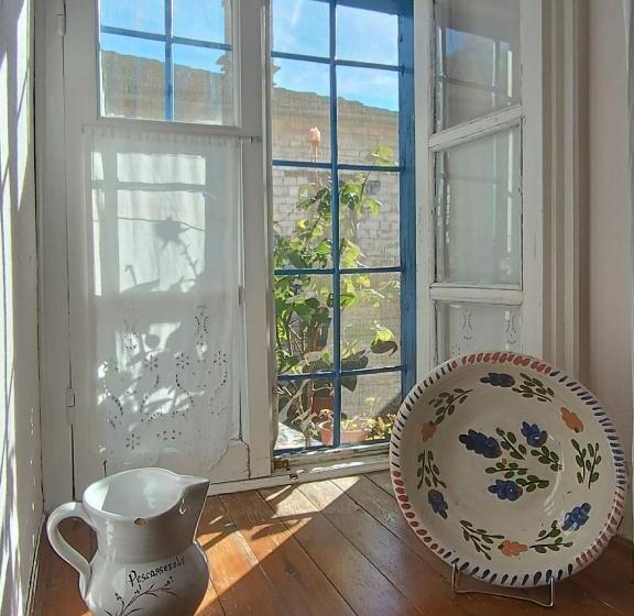 חדר סטנדרט לשלושה, Orestis House