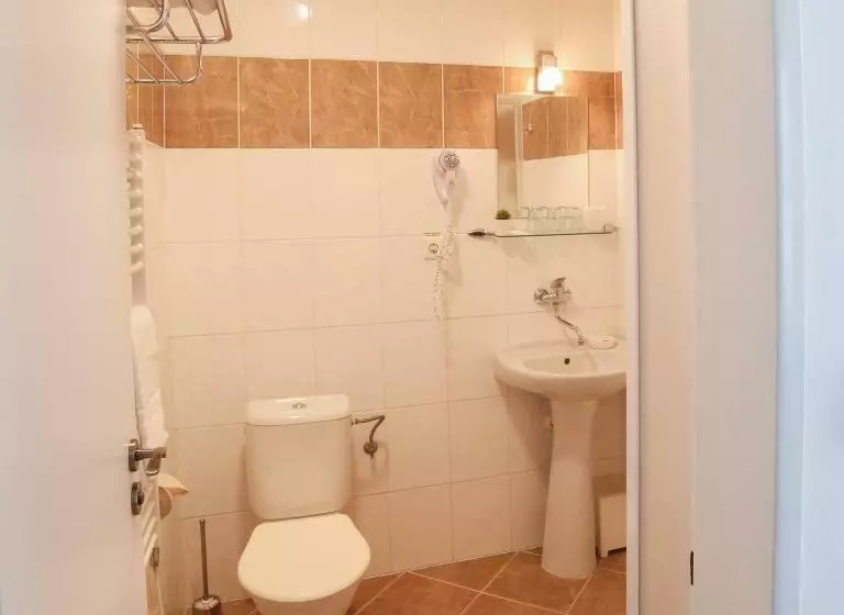 Standard Yhden Hengen Huone, Kozák