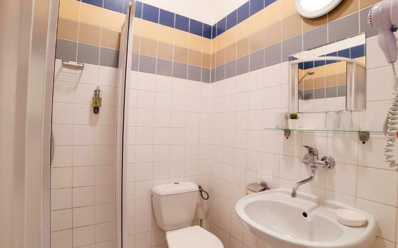 חדר סטנדרט לארבעה, Kozák