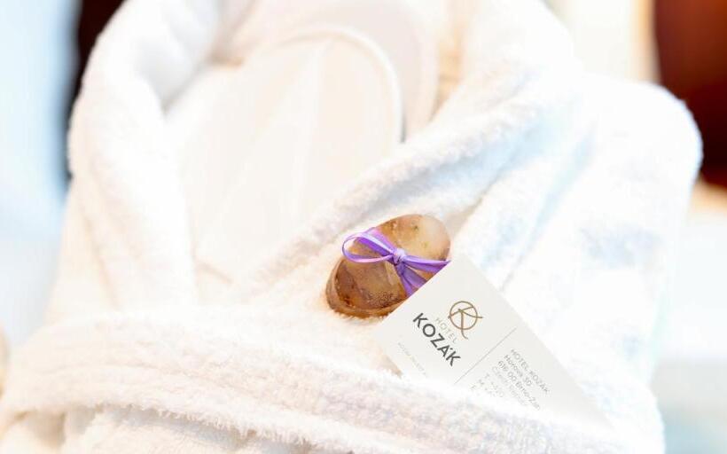 חדר סטנדרט לשלושה, Kozák