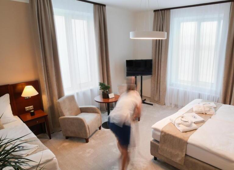 חדר סטנדרט לשלושה, Kozák