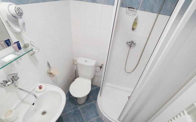 חדר סטנדרט לשלושה, Kozák