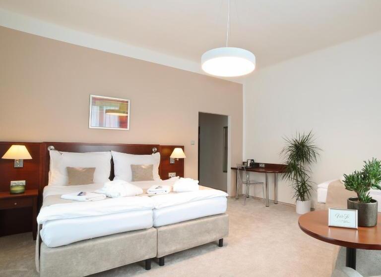 חדר סטנדרט לשלושה, Kozák