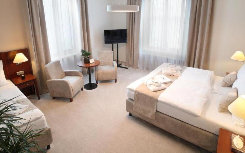 חדר סטנדרט לשלושה, Kozák