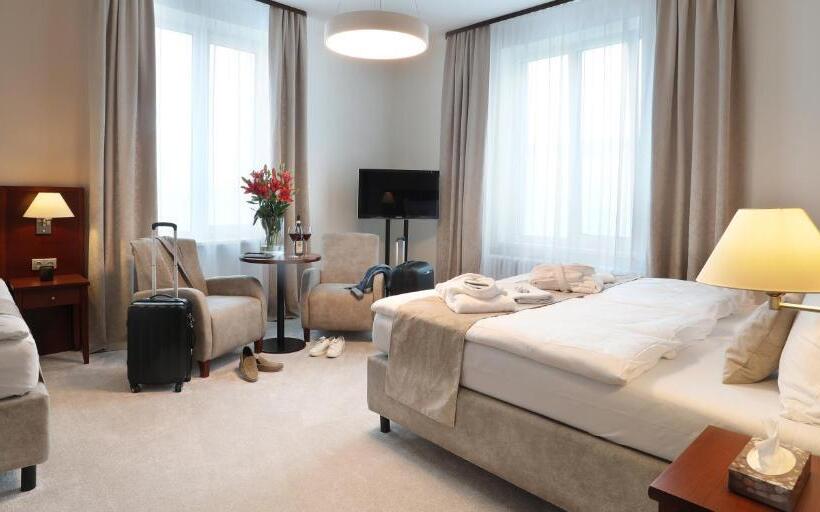 חדר סטנדרט לשלושה, Kozák