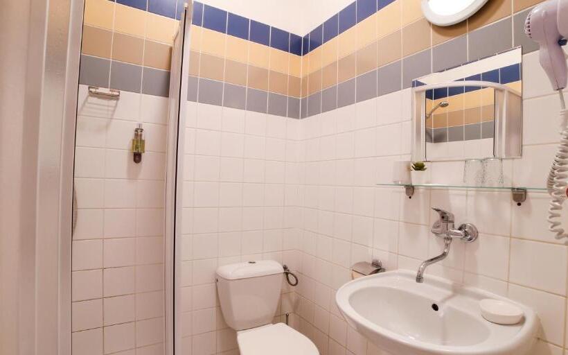 חדר אקונומי לשלושה, Kozák