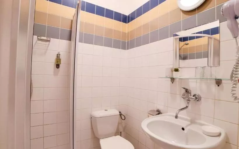 Economy Triple Room, Kozák