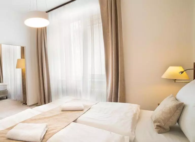 Economy Triple Room, Kozák