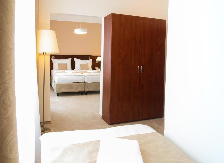 חדר אקונומי לשלושה, Kozák