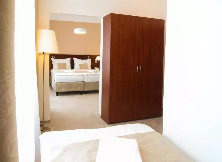 Economy Triple Room, Kozák