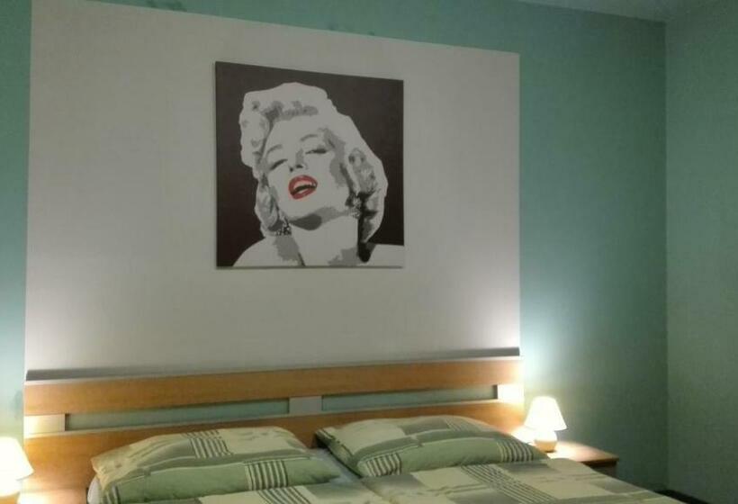 标准间, Manhattan Penzion