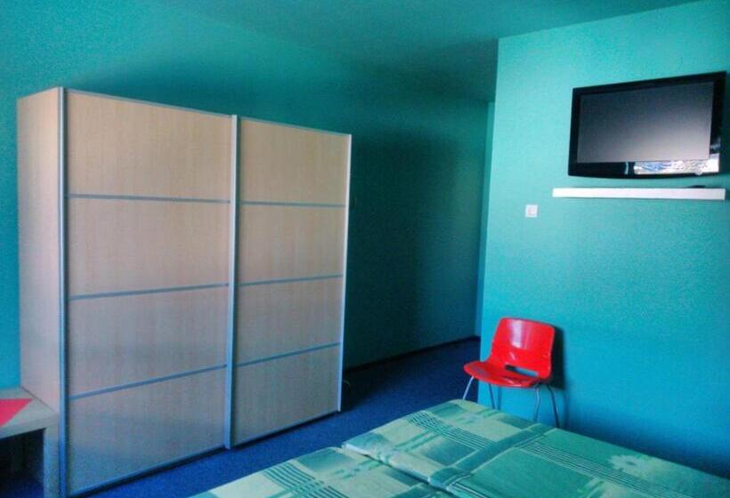 标准三人间, Manhattan Penzion