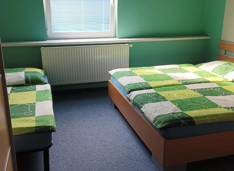 标准三人间, Manhattan Penzion