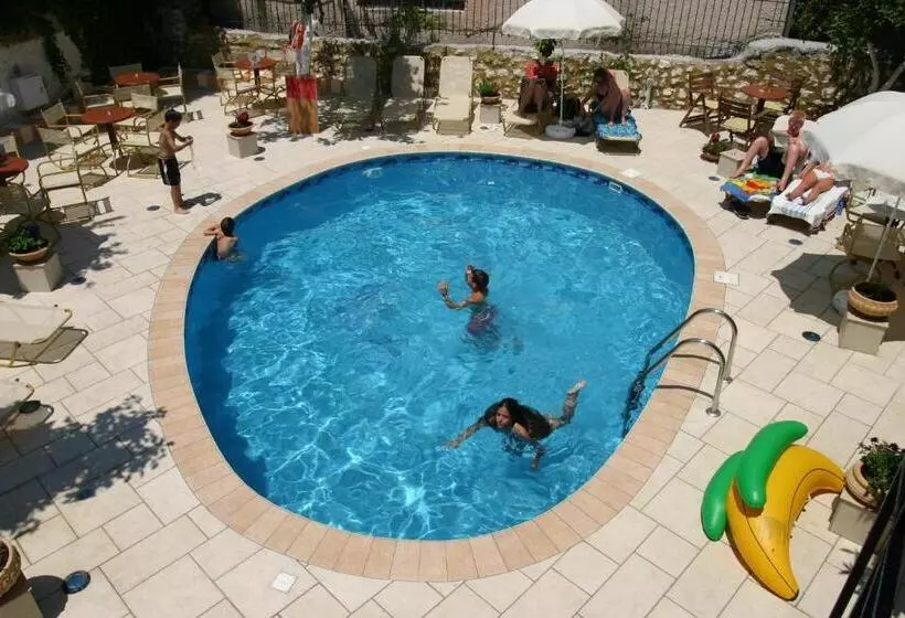 Standard Quadruple Room, Paradise