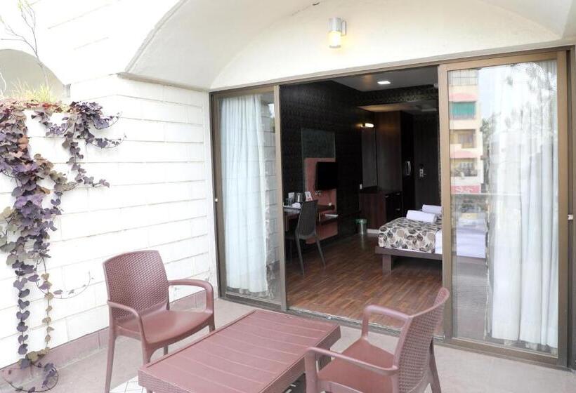 اتاق لوکس با بالکن, Pearls