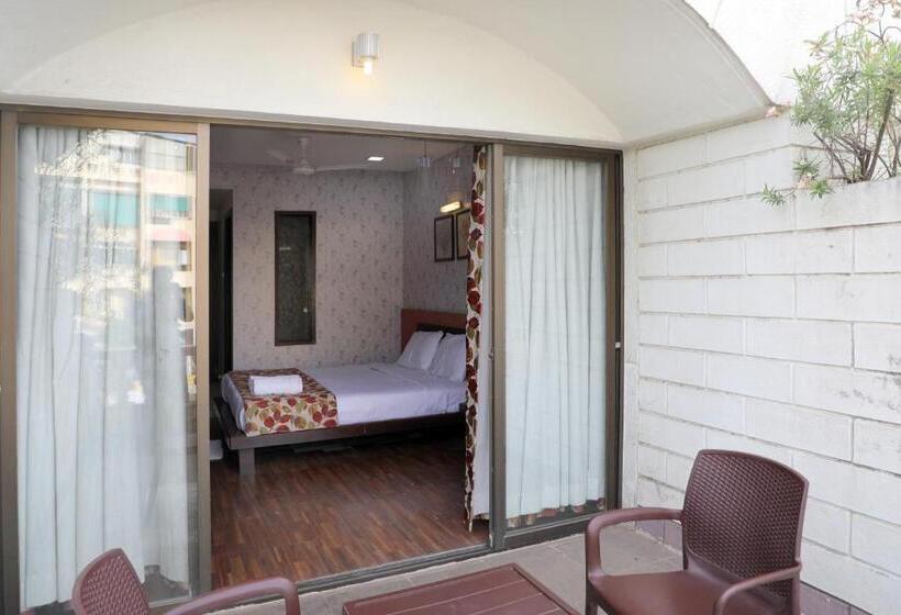 اتاق لوکس با بالکن, Pearls