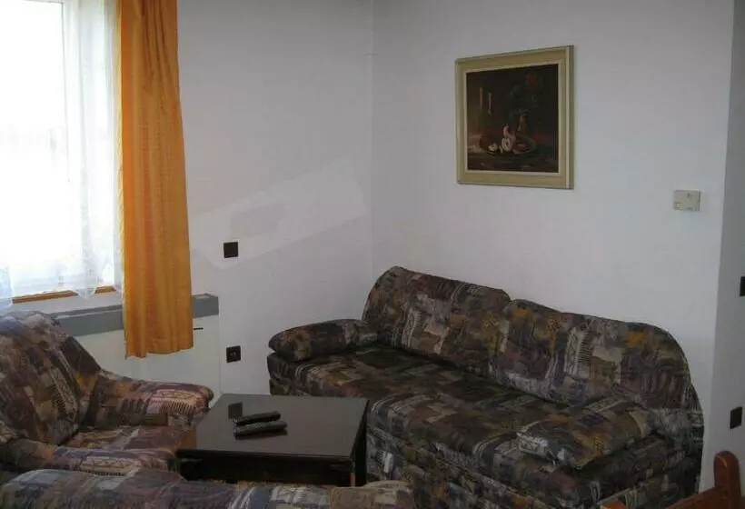 سوییت, Privat Apartma Ulrych