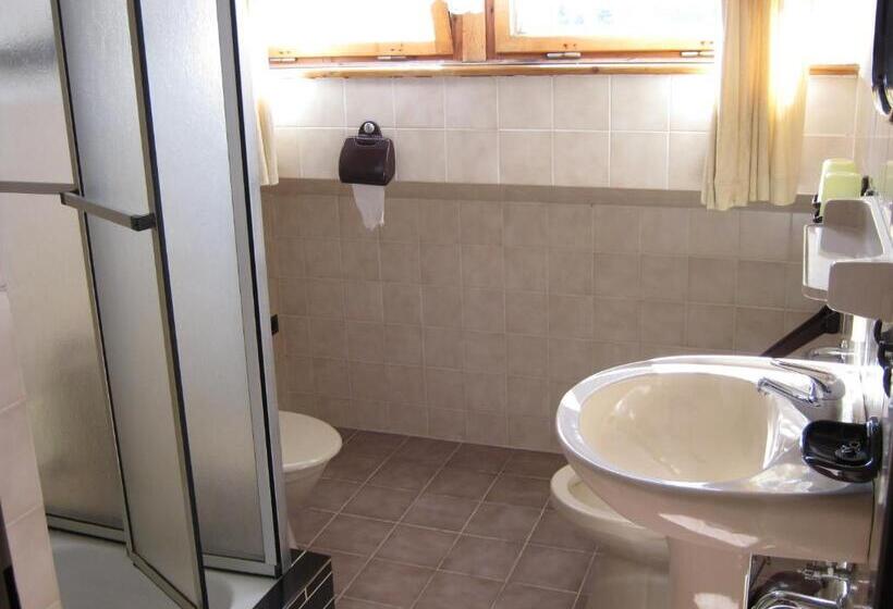 جناح جونيور, Privat Apartma Ulrych