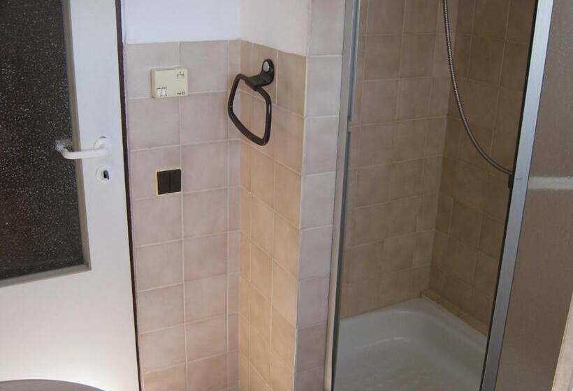 جناح جونيور, Privat Apartma Ulrych