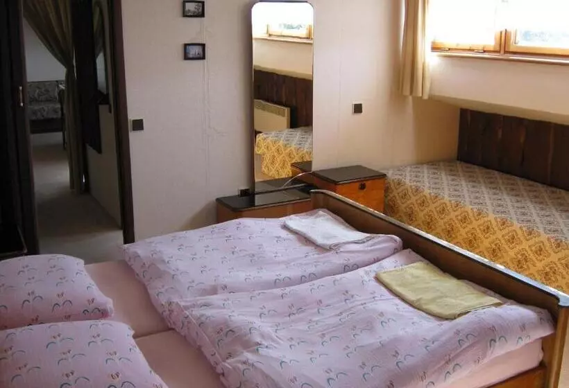 سوییت جونیور, Privat Apartma Ulrych
