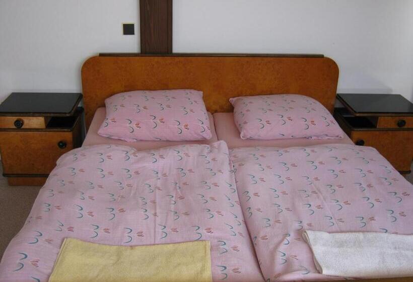 جناح جونيور, Privat Apartma Ulrych