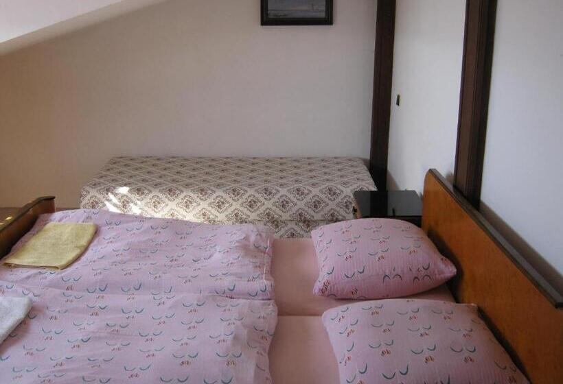 جناح جونيور, Privat Apartma Ulrych