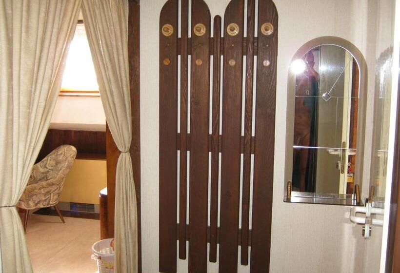 جناح جونيور, Privat Apartma Ulrych