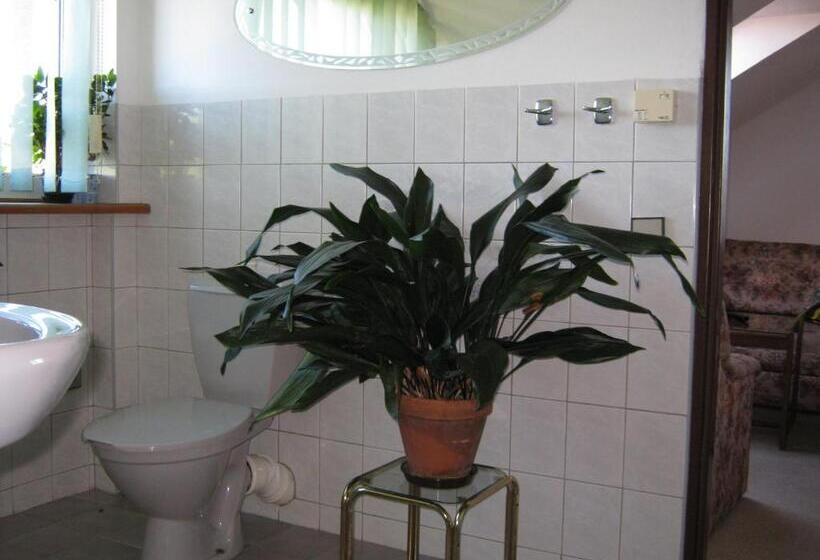 جناح جونيور, Privat Apartma Ulrych