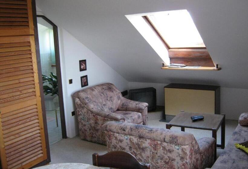 جناح جونيور, Privat Apartma Ulrych