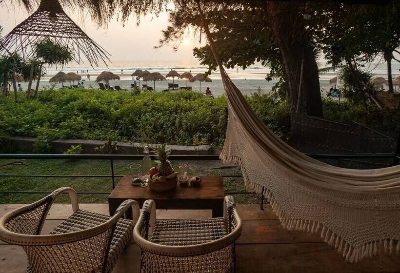 小室, Anahata Retreat Sea Front Resort