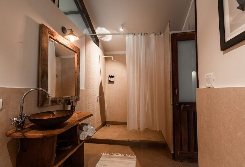 小室, Anahata Retreat Sea Front Resort