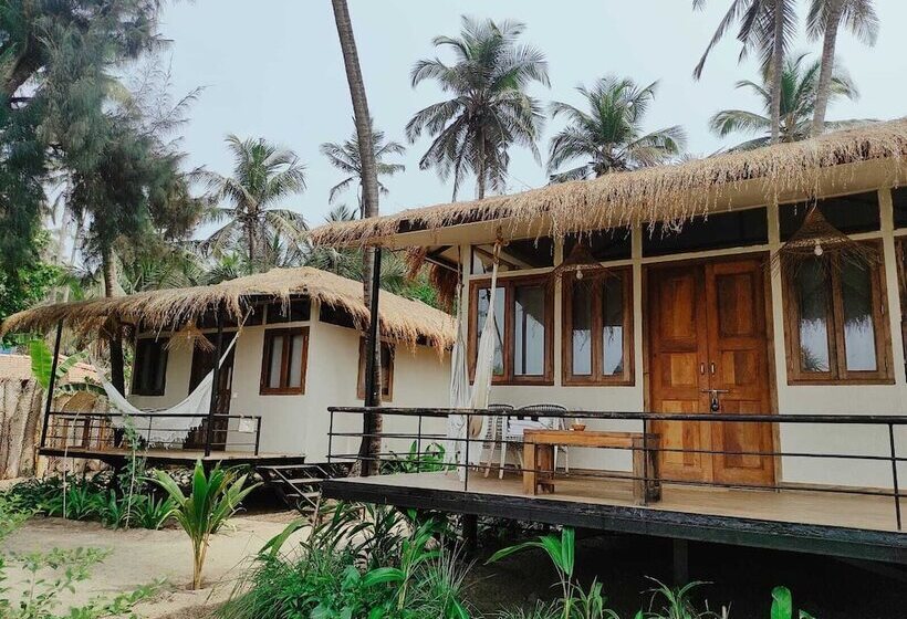 小室, Anahata Retreat Sea Front Resort