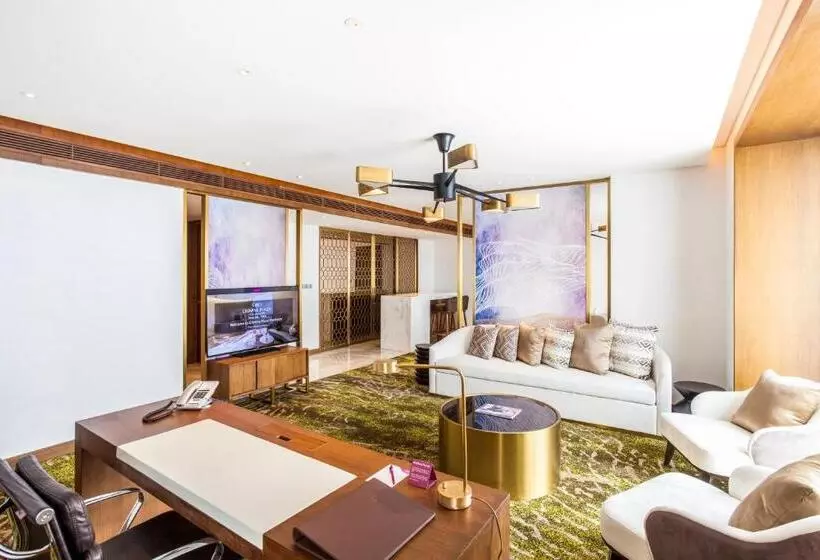 キングサイズベッドのスイートルーム, Crowne Plaza Vientiane, An Ihg
