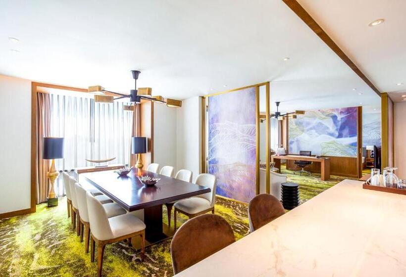 מיטת קינג בסוויטה, Crowne Plaza Vientiane, An Ihg