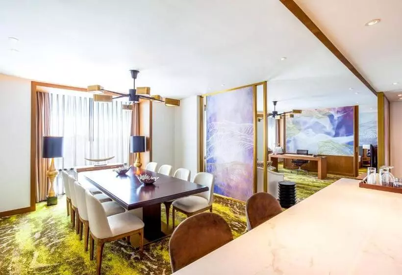 キングサイズベッドのスイートルーム, Crowne Plaza Vientiane, An Ihg