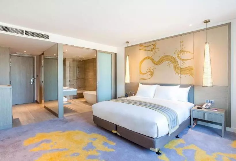 キングサイズベッドのスタンダードルーム, Crowne Plaza Vientiane, An Ihg