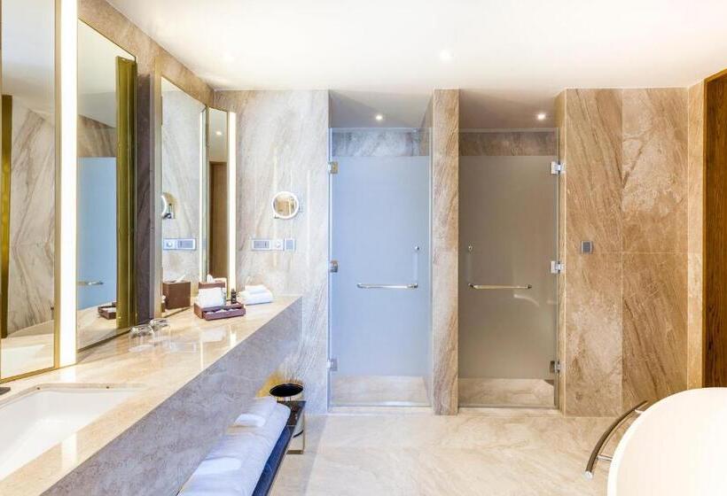 带双人大床的行政管理套房, Crowne Plaza Vientiane, An Ihg