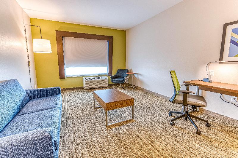 带大床的套房, Holiday Inn Express & Suites Rantoul, An Ihg