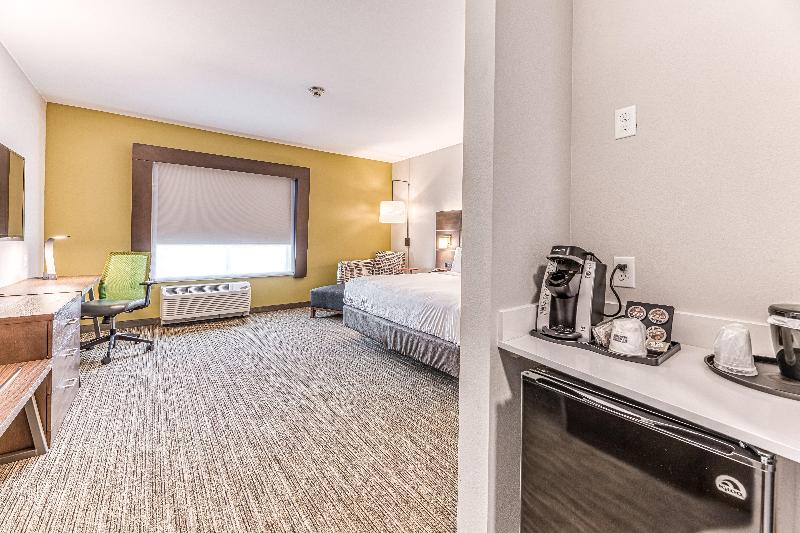 キングサイズベッドのスタンダードルーム, Holiday Inn Express & Suites   Rantoul, An Ihg
